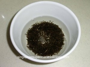 daiso sticky seaweed soaking in water