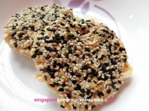 Rice cracker with sesame seeds
