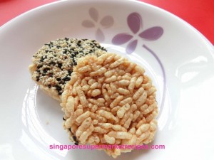Rice cracker with sesame seeds