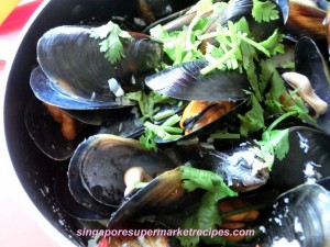 Garlic Mussels with White Wine